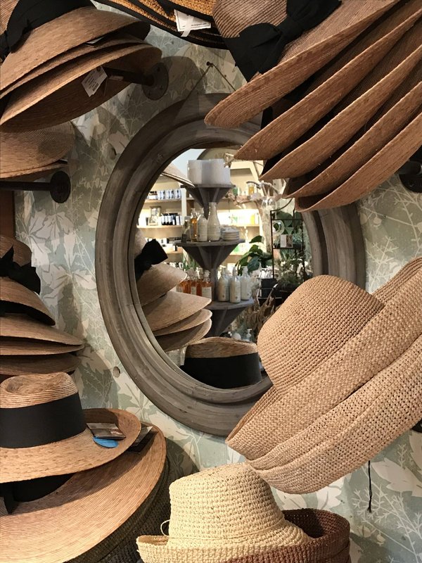 Quels types de chapeaux conviennent pour une protection solaire maximale lors d'une escapade en yacht?