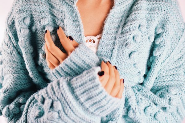 Quelles astuces pour porter un cardigan boutonné en tant que haut pour un look rétro chic?