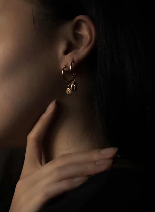 Comment choisir des boucles d'oreilles pendantes qui ne surchargent pas une tenue professionnelle?